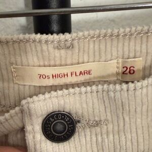 EUC Levi’s Size 26 70’s High Flare Cream Corduroy